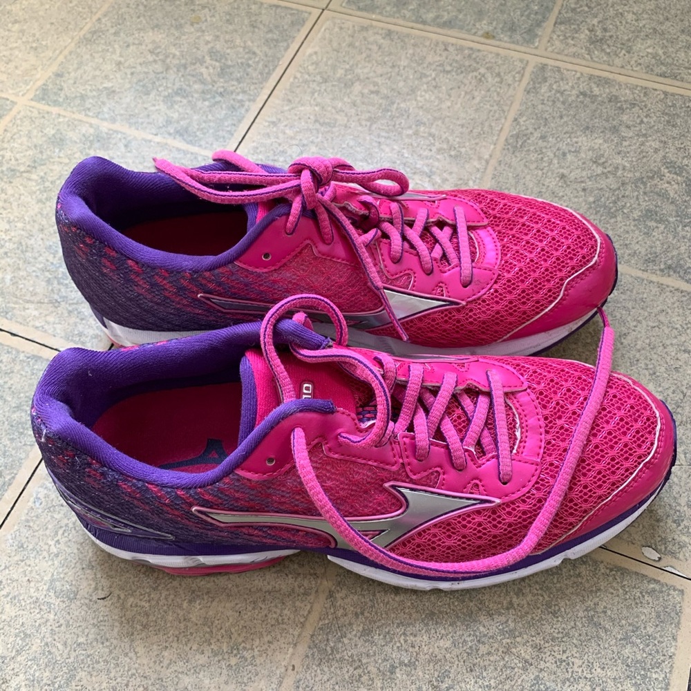 Mizuno Waverider 19 size 8